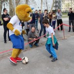 Hrki u igri s djecom