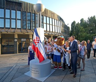 11.07.2016., Zagreb - Postavljanjem plamenika kojim se osvijetlio Trg Drazena Petrovca najavljuje se pocetak  Europskih sveucilisnih igra Zagreb-Rijeka 2016. Biserka Petrovic, Ivica Lovric.
Photo: Igor Kralj/PIXSELL